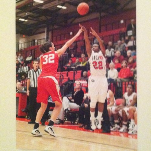 God-Fearing Faith Driven Student-Athlete @ Southern Illinois University Edwardsville. #hooppassion! Chasing my dreams one day at a time!
IG: catchme_ondacourt