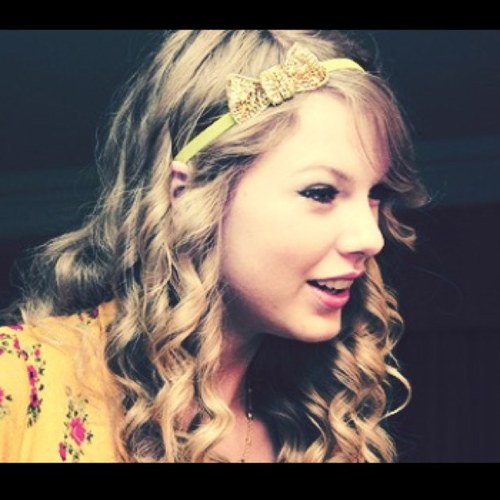 I Love Taylor Swift/Swiftie/i'm 13/i love number ⑬/Colombia/September 27 of 1999/i follow back