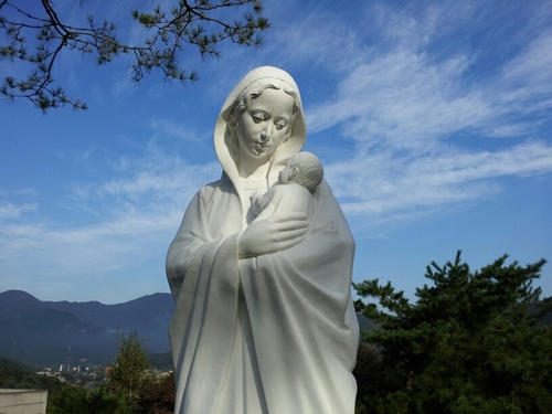 현세에 있는 사람은 이곳의 아름다움을 알수가 없습니다. 첫째가 꼴찌되고, 꼴찌가 첫째가 되는 하느님 세상, 내려갈줄 아는 사람이 진정 행복합니다.