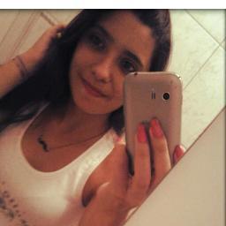 + Eu que vivo com α cαbeçα nα luα, com músicα no ouvido e corαção nα bocα :)
    - tenho 17 anos,sou fofa, ciumenta, boba . Pera segue ae logo vaai *---*