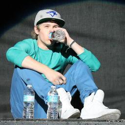 Esperando a que mis idolos @onedirection me den follow.  
FuturaSeñoraStylesPayneMalikTomlinsonHoran pero ellos aun no lo saben pero tss 24-05-13