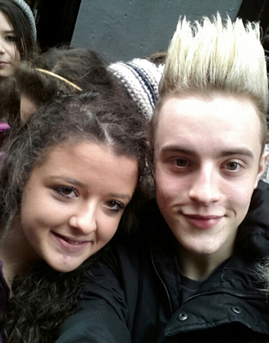 me names dawn connell
livein the dublin love it ha :)
im 16 go to st marks school
i love JEDWARD do any thing for them :) xx 3