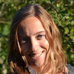 Eu sou.. Estudante, irmã, namorada, amiga.. Isso sou eu?! Eu sou.. Simpática, conversadora, fiel? São características minhas, mas serei eu? Quem sou eu?