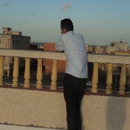soy un chico alto, con ozos azules, rubio y vivo la vidaa atopee :*