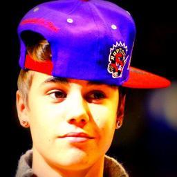 i really want Justin to follow me but he never answers back he doesnt notice me :(