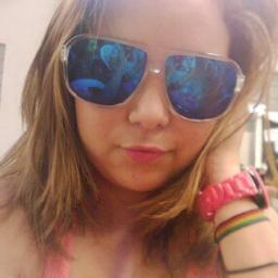 Amo praia, filmes,  chocolate adoro sair etc