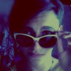 You're a shooting star I see
A vision of ecstasy
When you hold me, I'm alive
We're like diamonds in the sky