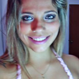 mais conhecida como yná, 22 anos, escorpiana, estudante de adm, praticante de muay thai, vocalista e eterna santista. (Vai pra cima deles Santos)