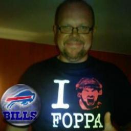 Umebo. Tvåbarnsfar. Gift. Skivstångsromantiker. MoDoit. Amerikansk footballfanatiker. Buffalo Bills & Notre Dame is da shit.