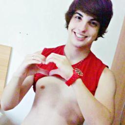 Não ligo que me olhem da cabeça aos pés, pois nunca farão a minha cabeça, nem chegarão aos  meus pés.  http://t.co/8JNPlFPC