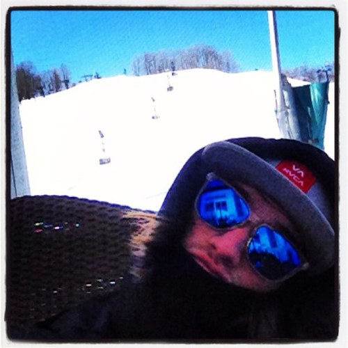 Cvanavery24's profile picture. I have a good style fer sure like a shark with the head of a mouse with bear fur all over just flying in mid air with a shotgun maybe firing it off with flames