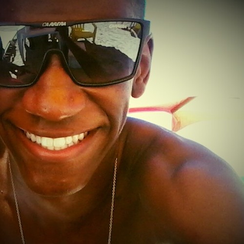 Libra, full of boldness & joy (age 17) studying and does not speak any English. addicted to chocolate? not by facebook. my site: http://t.co/tRvsD743