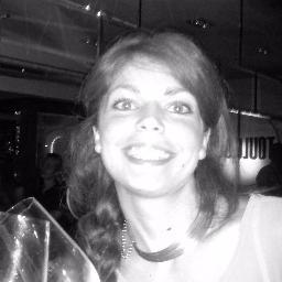 mcrfbee's profile picture. Blanco o negro aunque tb existe un gris; tentada por la tentación, historiadora cuyo artista preferido es Yves Klein y fascinada por Marchesa!