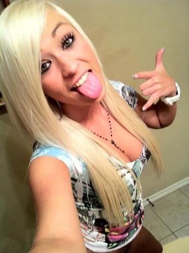 Party chick. Loves the Cronulla Sharks, Sydney Swans and nights out. also like pints and punts