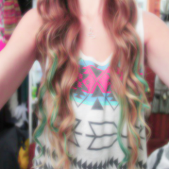 Hablamebieber's profile picture. Tus héroes llevan capa, los mios llevan micrófonos.