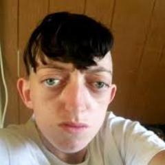 Si ser sexy es un delito, yo me pasaría la vida en la cárcel. Busco un chico que me de cariño y amor pero guapo.Tengo más pluma que el corpiño de Norma Duval.