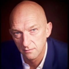 Kaal. Doet van alles. Soort halve ambtenaar momenteel. Vroeger veel in de bek geroggeld door Waardenberg. #parodie