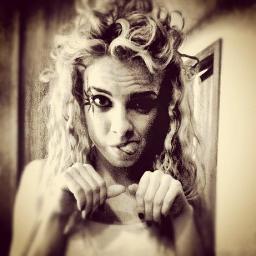 quαndo você sorrir, αté αs estrelαs perdem o brilho   @Lua_Blanco ! 
 工 ❤ ㄚ◯∪.