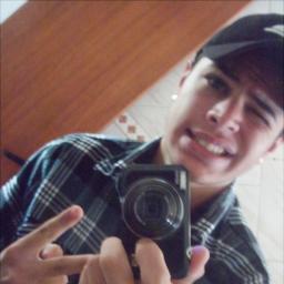17 anos, Geminiano , Curitibano , Metido mas humilde , Engraçado, Alguem que voce nunca será mas sempre vai querer ter por perto (y) .