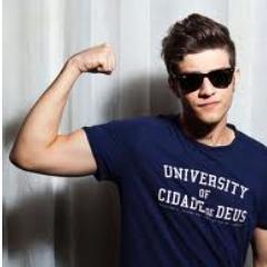 Ser fã é Chorar, gritar, pular, se emocionar,
acompanhar, votar, vibrar, temer, rezar, amar. E mais
importante, ser fiel ao seu ídolo! @ChayLeao