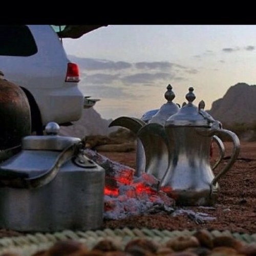 كل مادقيت في دنياي باب...من ردى الأيام مالي من مجيب...الشقا لي صاحبٍ مايوم غاب...والفرح في ناظري منظر غريب