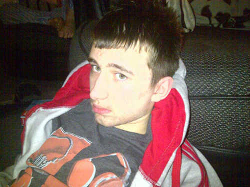 Love to draw, love playing football, I am a decent guy if u don't offend my friends or family,