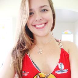 ''Simpática , meiga , delicada , sonhadora ,teimosa e chatinha ''