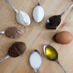 4 cucharas de harina, 4 cucharas de azúcar, 3 cucharas de cacao, 3 cucharas de aceite, 6 cucharas de leche y un huevo.            http://t.co/KEZNP7h3