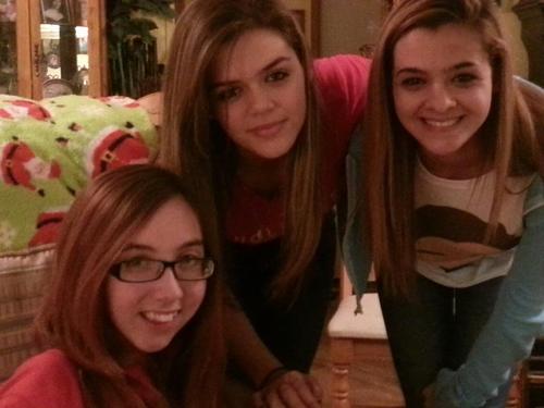 Nerd, loves god friends and family, and ofc 1d , oh and food o.o