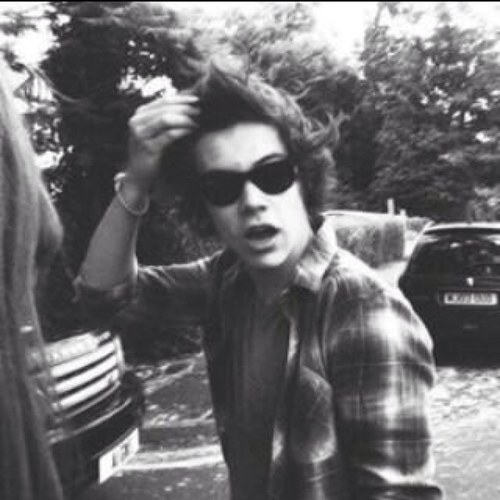 Hey, I'm a directioner,galaxy defender and belieber, probably I'm fucking crazy and I want to Fuck with Hazza. I love you x.