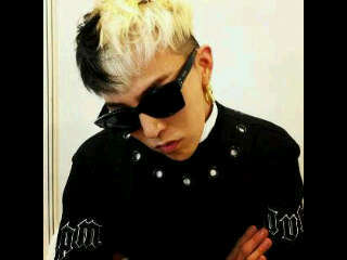 ผมรีดเดอร์แห่งวงBIGBANGครับเปนที่รู้กันอยู่ว่าผมสวยสุดในYGร้องนำแต่งเพลงและผมก้มีสามีคือTOPครับก๊ากกกกเกรียนนน!!!ฟลอกันหน่อยนะครับบ*โปรยยิ้ม*