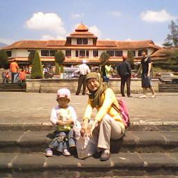 hobby jalan-jalan, wisata kuliner, baca buku, suka heboh gak jelas ^_^