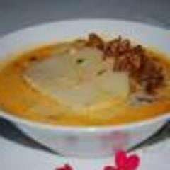 Laksan, makanan khas Palembang berbahan dasar seperti pempek dgn ukuran besar, disiram kuah santan pedas berbumbu ditambah taburan bawang goreng