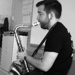 Mestre d'Educació Primària. Saxofonista i cantant de RedMusic i Orquesta Galatea.