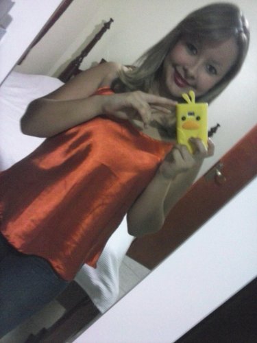 Brasileira , linda , gorda , complicada e ciumenta ! nao gostou vaza (;