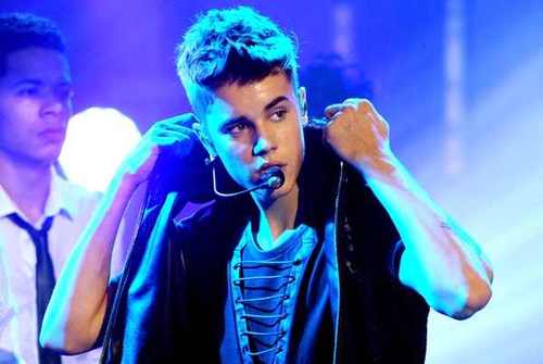 If u are alone and boared listen to @JustinBieber and rock out