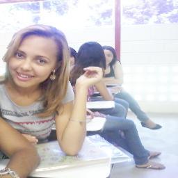 Estudante de Direito, Estagiaria, Pisciana, Romântica, Alegre, torcedora do Bahia.