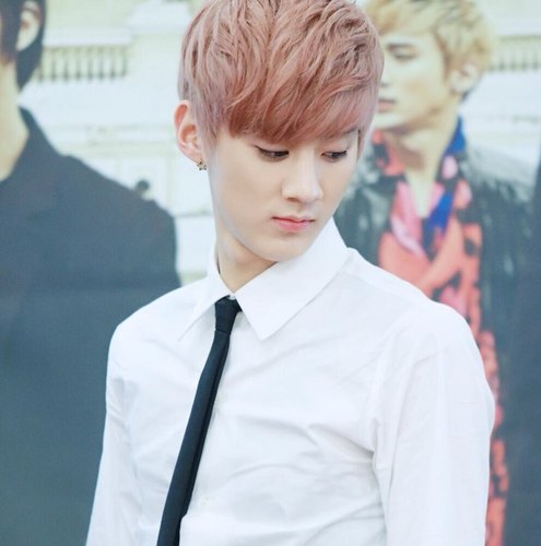 ชอนจีทีนท็อป หล่อเงียบ ร้ายลึก ไม่หื่น(ไม่ใช่ผม) ฟอลมาสิครับแล้วผมจะดูแล้วคุณอย่างใกล้ชิดเลย .ยิ้มมุมปาก [28.02.12] #SHfam