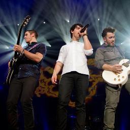 dsfsgthfwhgr):
My idol @nickjonas @joejonas @kevinjonas