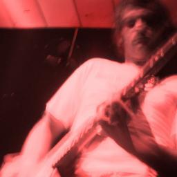 Faço de tudo um pouco. Do pouco que eu faço, tudo está errado. Empresário, corretor de imóveis, jornalista, guitarrista e Corinthians. Esse cara sou eu.