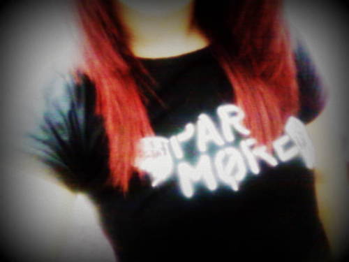 Sou o tipo de pessoa que AMA DEUS e Rock, e Paramore,é a minha vida ;D Toco Violão e Canto xD Meu sonho? Ter uma banda =D FUI
