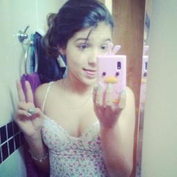Ciumenta, fofa , feia *u* & belieber . Meio chatinha as vezes mais ninguém é perfeito ;* ...