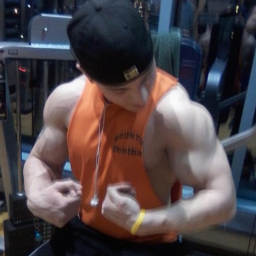 @BicepsForBabes Funny tweets about working out and picking up babes... Curls for the girls #fitness #bodybuilding #workingout