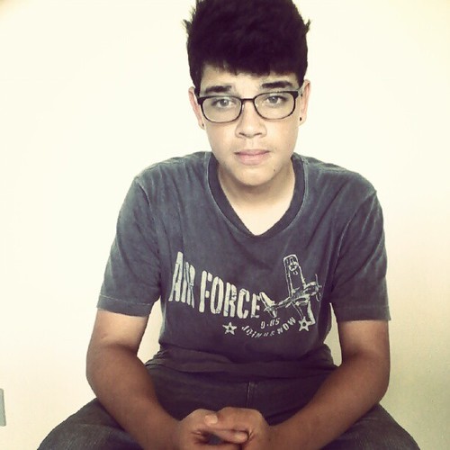 Estudante, sonhador, viciado em internet, skatista e intelectual sqn..