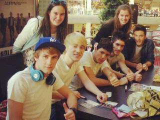 Twitter dedicado a Auryn desde Cantabria. Nuevo álbum: Anti-Heroes. Su libro: Nuestra historia. Un camino sin fin. [@lararobledo_ @Raquel23_]
