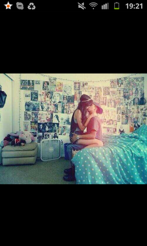 Maxisdenaam_1's profile picture. Waarom je hart volgen als je ook ons kan volgen♥
Hier allerlei tweets voor pubers, omdat god het zo wilde.