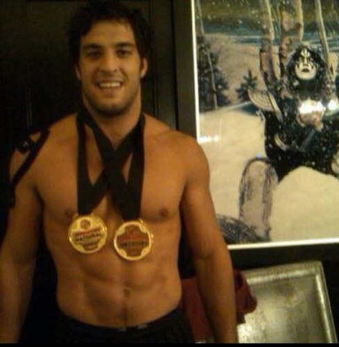 Publicitário e Lutador de MMA / Jiu Jitsu. Dois lados destintos mas que me tornaram um Bon Vivant.