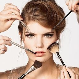 Ik ben wie ik ben. Ik ben vrij normaal. Ik ben niet perfect. Ik vind het leuk om beautynieuws te plaatsen. Beauty en bloggers die leuke berichtjes plaatsen!