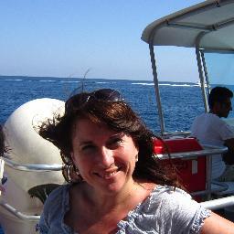Por naturaleza: mujer, de profesión: contadora... mamá: como me sale...