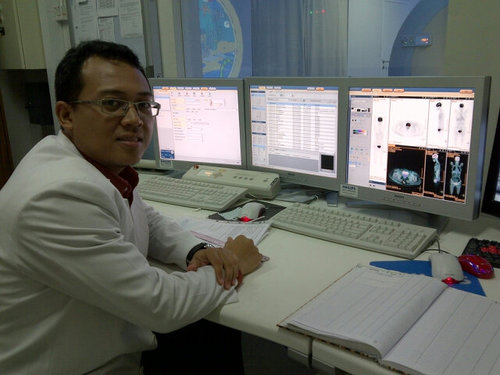 Nuclear medicine doctor who work on diagnostic and therapy that used radioactive. PET scan and SPECT are diagnostic method. Thyroid therapy using NaI-131.
